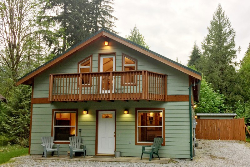 Mt. Baker Rim Cabin 59 Private outdoor hot tub and pet friendly