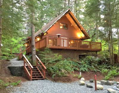 Snowline Cabin #98 – A cozy pet friendly cabin with a free standing wood stove, an outdoor hot tub and Wifi!