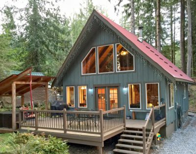 Mt. Baker Rim Cabin #99 – Charming Woodsy Cabin with a hot tub, Wi-Fi, Pet Friendly it has it all!